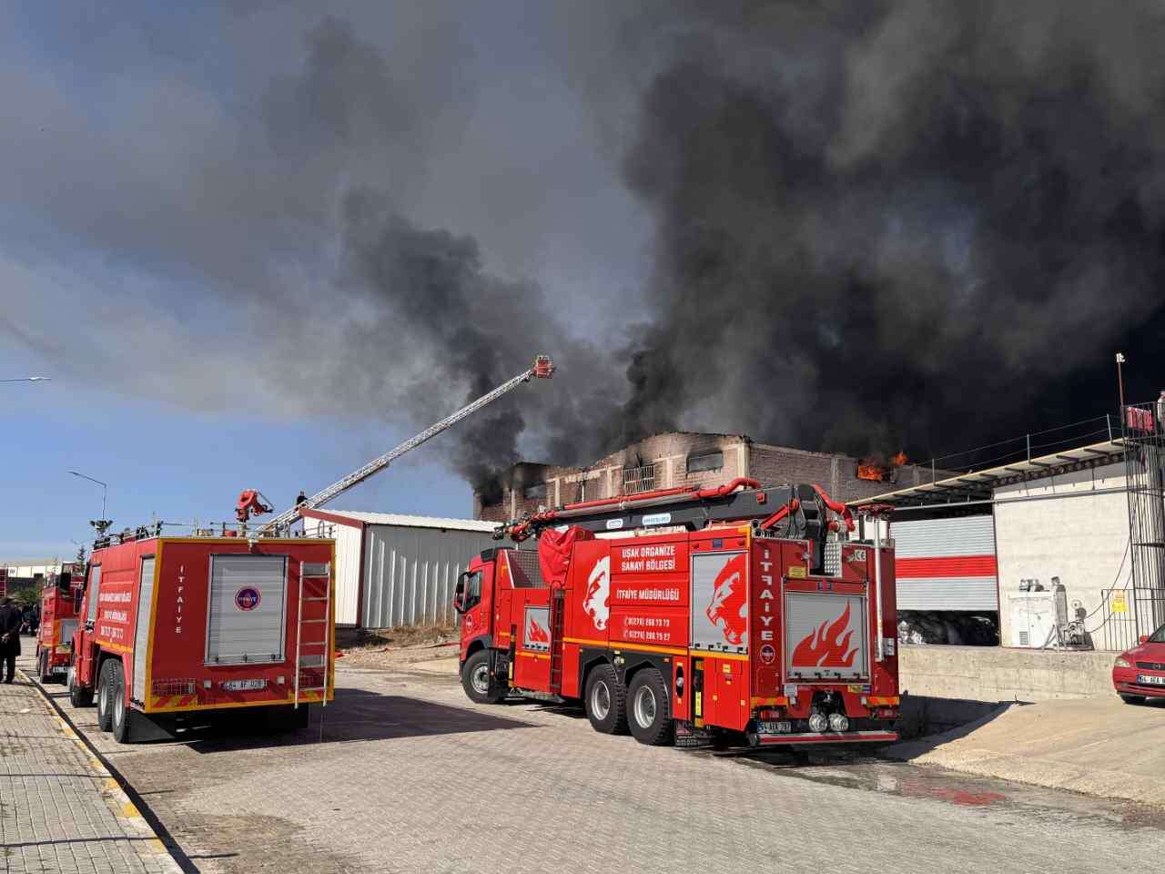 Uşak Tekstil OSB'deki Yangın Kontrol Altına Alındı 8
